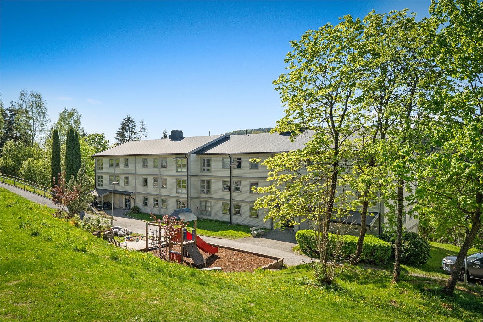 Området er et eldorado for barnefamilier med korte avstander til barnehager, skoler, buss, gode handlemuligheter på Bærums Verk handelssenter, fritidsaktiviteter og ikke minst med Bærumsmarka