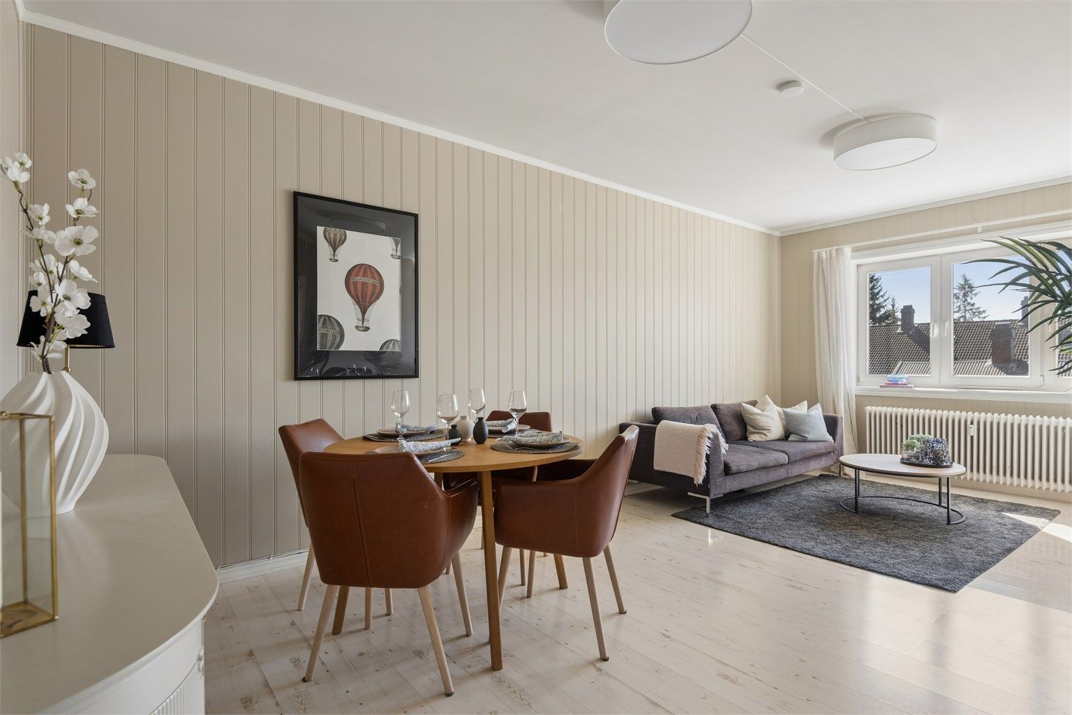 Leiligheten ligger i 2. etasje og inneholder entré, stue, kjøkken, bad og tre soverom. (Foto: EFKT v/Jonas Hasselgren)