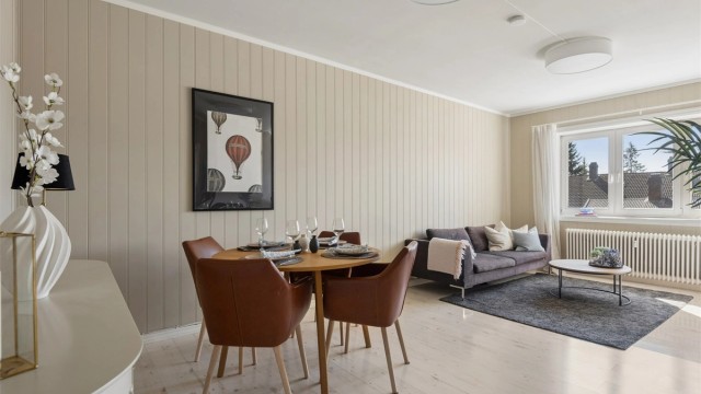 Leiligheten ligger i 2. etasje og inneholder entré, stue, kjøkken, bad og tre soverom. (Foto: EFKT v/Jonas Hasselgren)