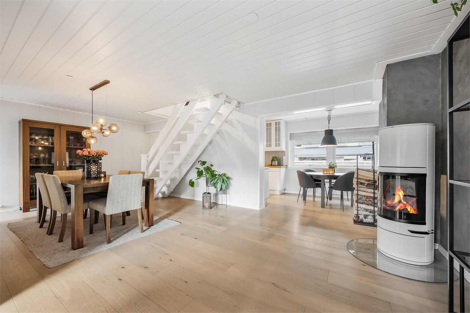 Spisestuen har god plass til langbord og ligger i direkte tilknytning til kjøkkenet.