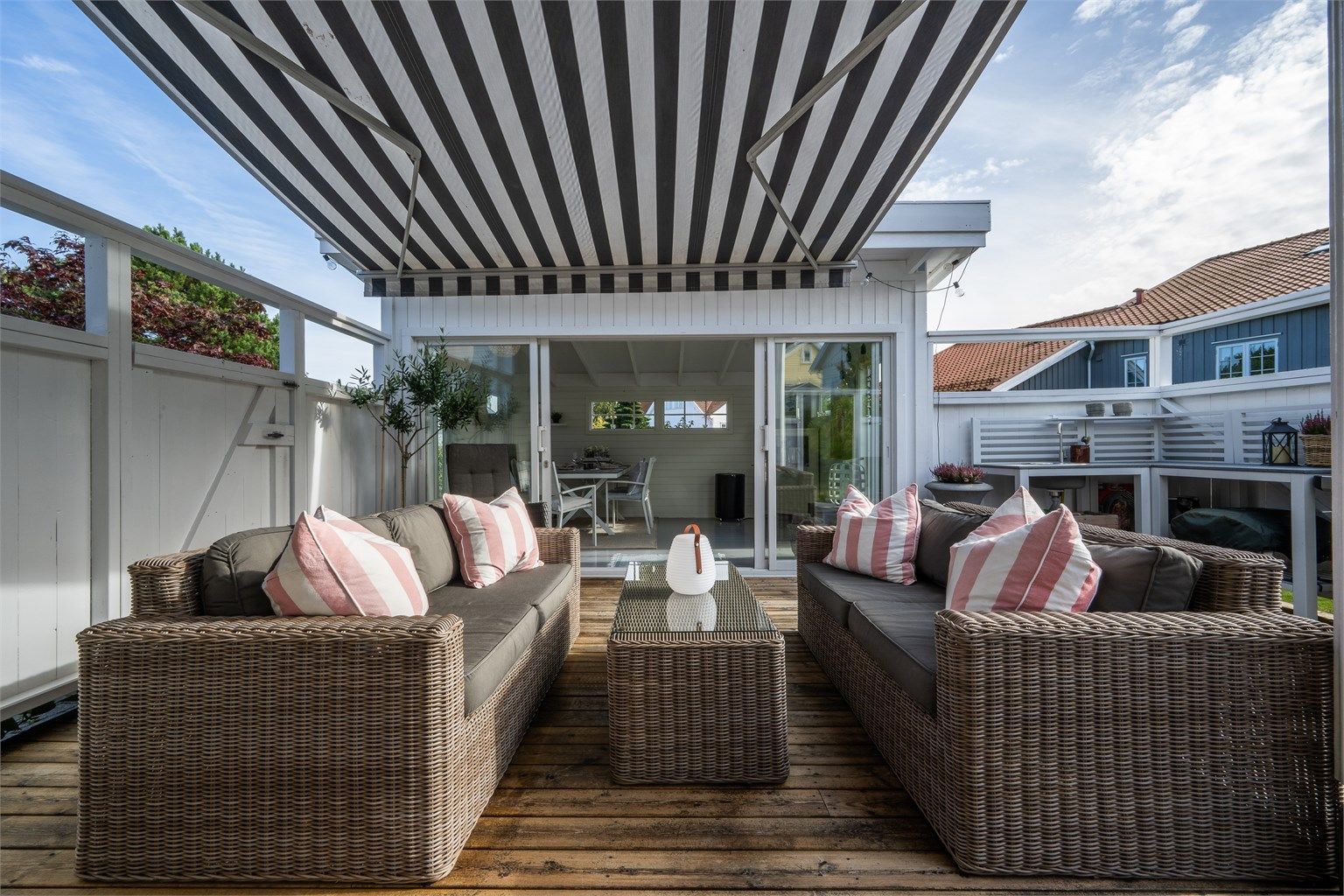 Utrekkbar markise gir behagelig skygge over terrassen på varme dager.