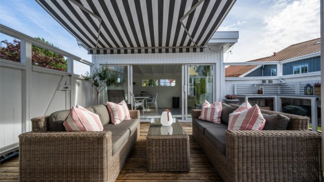 Utrekkbar markise gir behagelig skygge over terrassen på varme dager.