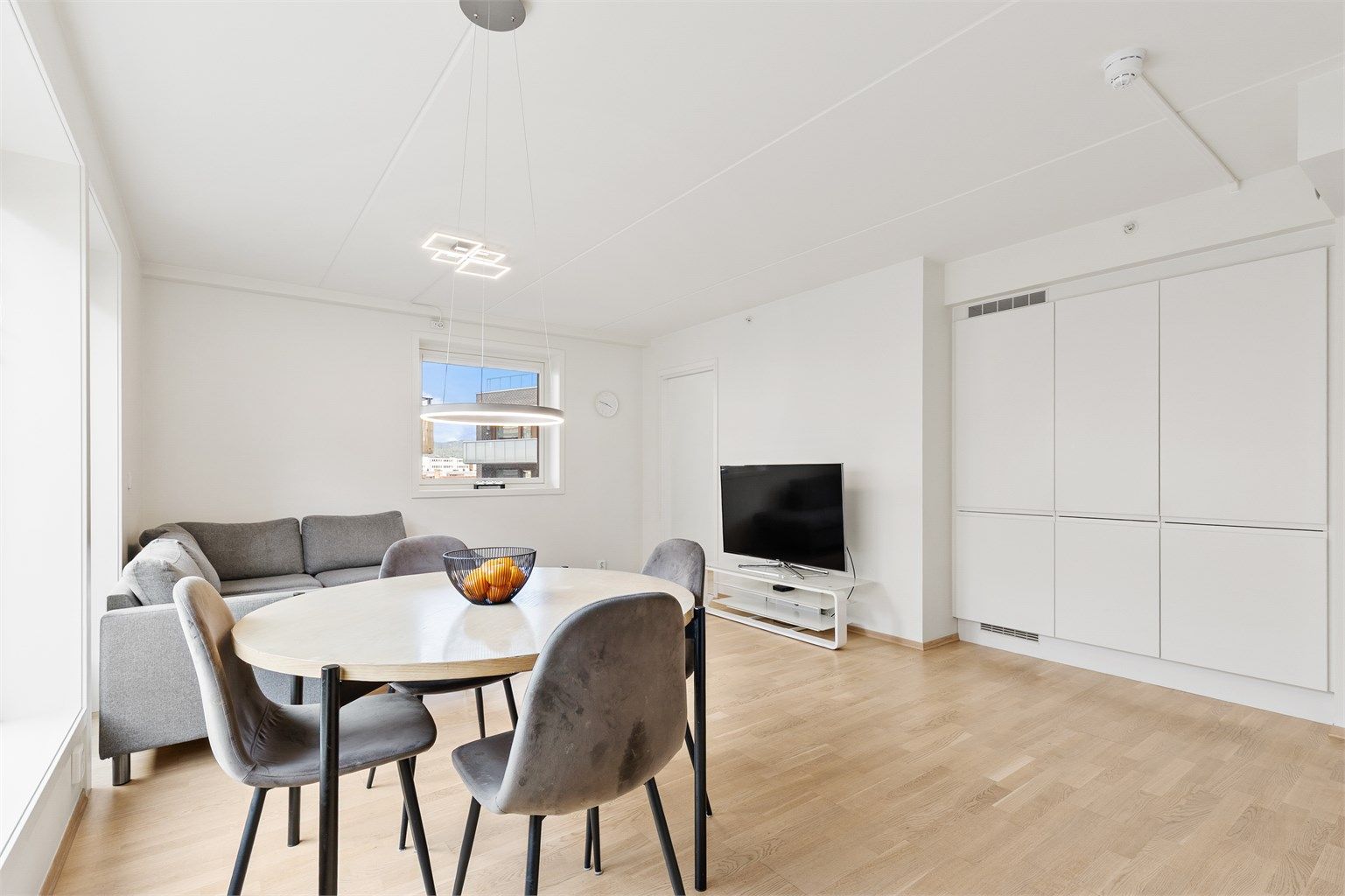 Det er rikelig med lysinnslipp fra store vindusflater som skaper en åpen og luftig romfølelse.