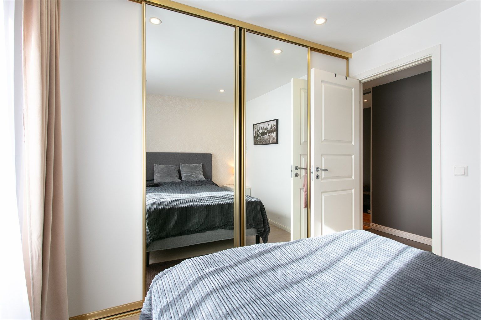 Soverom nr. 3 med skyvedørsgarderobe med speilfronter