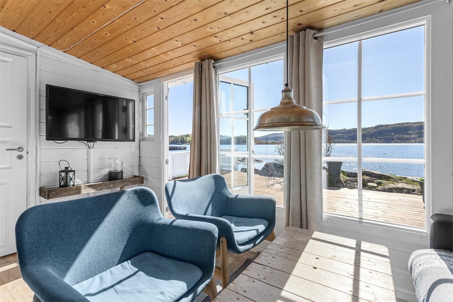 Store vindusflater med suveren fjordutsikt, i tillegg gir vinduene godt med naturlig lysinnslipp.