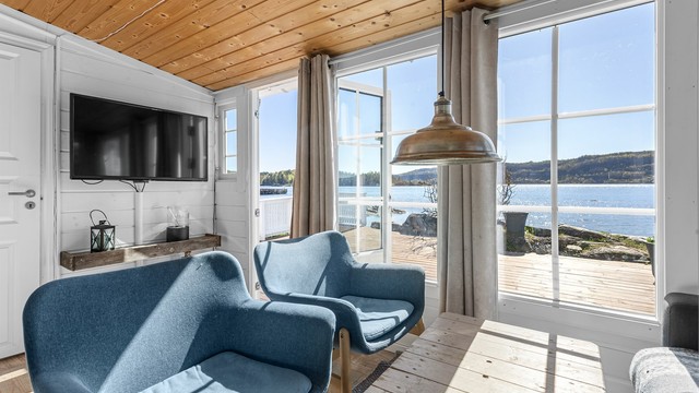 Store vindusflater med suveren fjordutsikt, i tillegg gir vinduene godt med naturlig lysinnslipp.