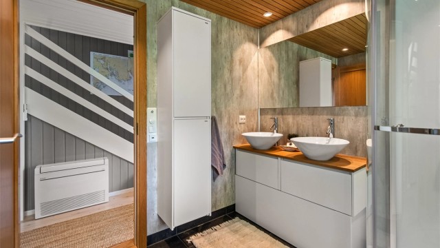 Her er det lagt flis på gulv med varme, og våtromsplater på vegger. Taket har eikespiler og downlight. Døren inntil badet er i eik.