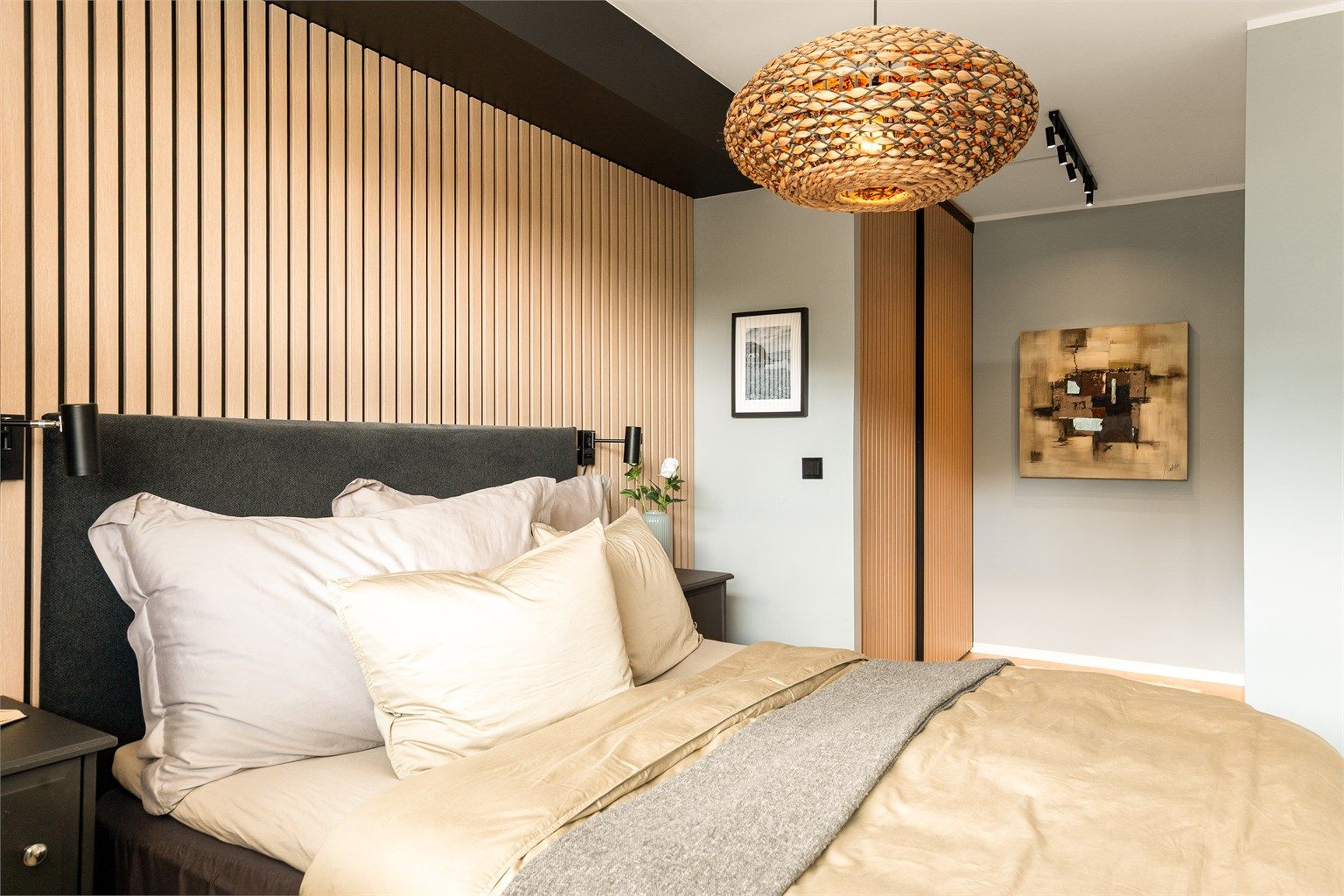 - Luksusfølelse med spilevegger og walk-in closet -