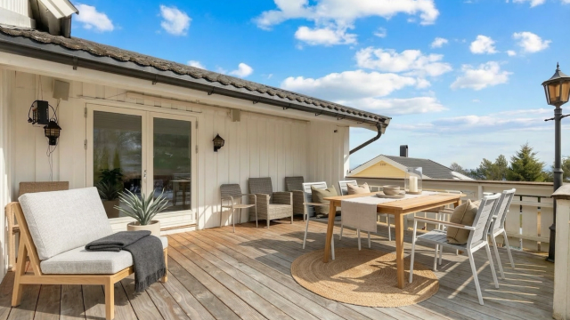 Terrassen har rikelig med plass til både spisegruppe, sittegrupper og grill – perfekt for lange sommerdager og sosiale sammenkomster med familie og venner. (Bildet er rendert med AI.)