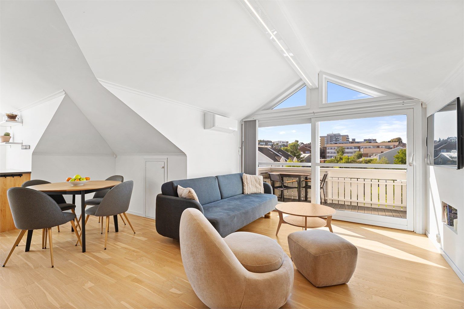 Leiligheten har gode vindusflater som gir godt med naturlig lys. Det er minimalistisk preg og god takhøyde. 