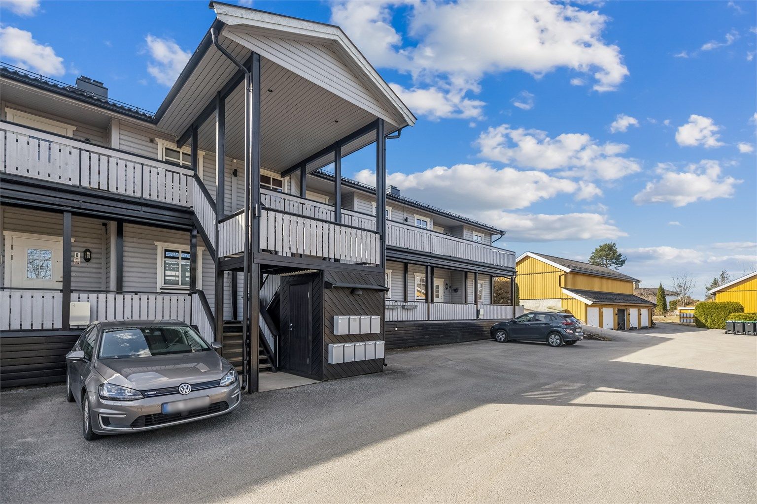 Egen parkeringsplass på forsiden av bygget med mulighet for å installere elbillader. 