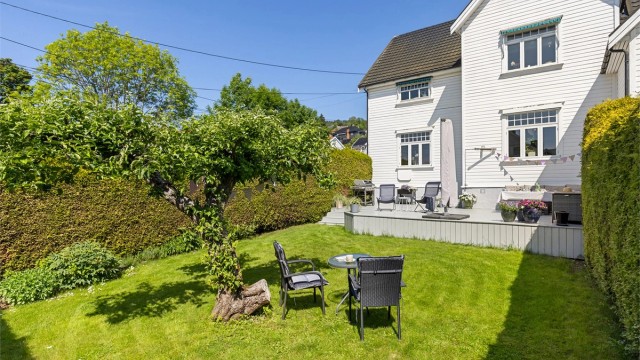 Velkommen til Aschehougs vei 9 - En flott og innholdsrik familiebolig over to plan med 4 soverom, to stuer og to baderom!