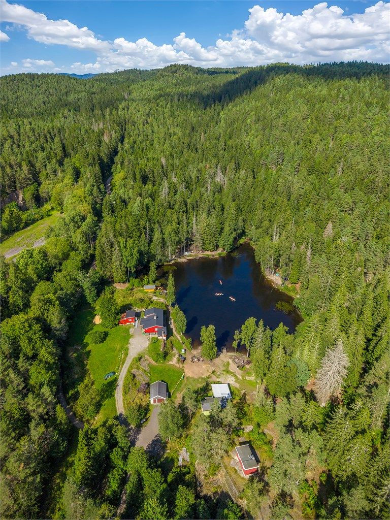  Her står det grill til felles disponering hele året og flere hyggelige sittegrupper. Vinterstid lages det skøytebane her