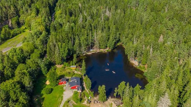 Her står det grill til felles disponering hele året og flere hyggelige sittegrupper. Vinterstid lages det skøytebane her