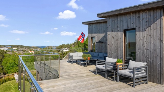 Den store takterrassen gir en privat og luftig følelse med utsikt i flere retninger.