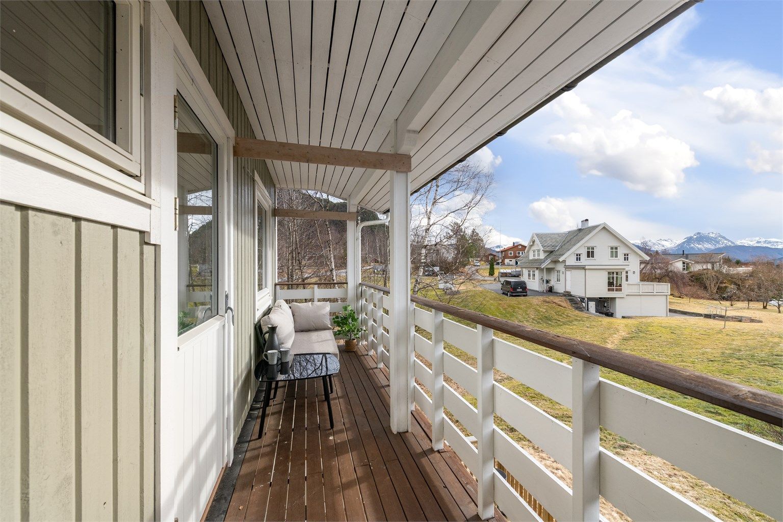 En fin plass for å nyte morgenkaffen med utsikt mot fjellene.