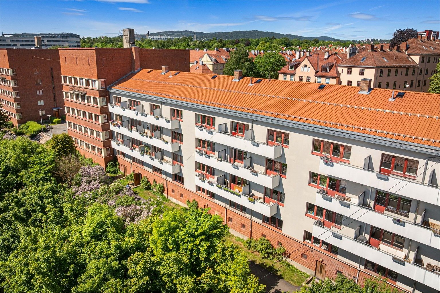 God offentlig kommunikasjon med bussholdeplass ved Arkitekt Rivertz plass kun tre minutters gange unna.