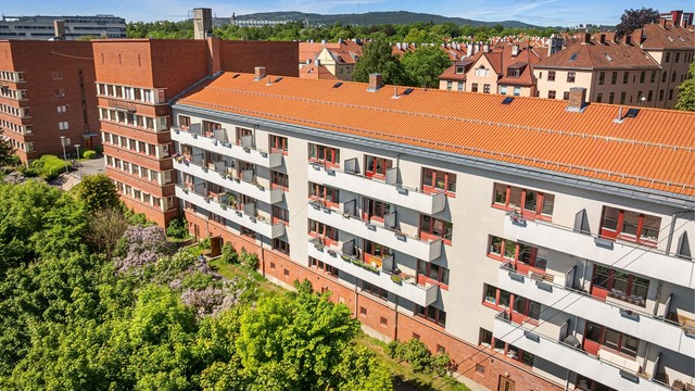 God offentlig kommunikasjon med bussholdeplass ved Arkitekt Rivertz plass kun tre minutters gange unna.