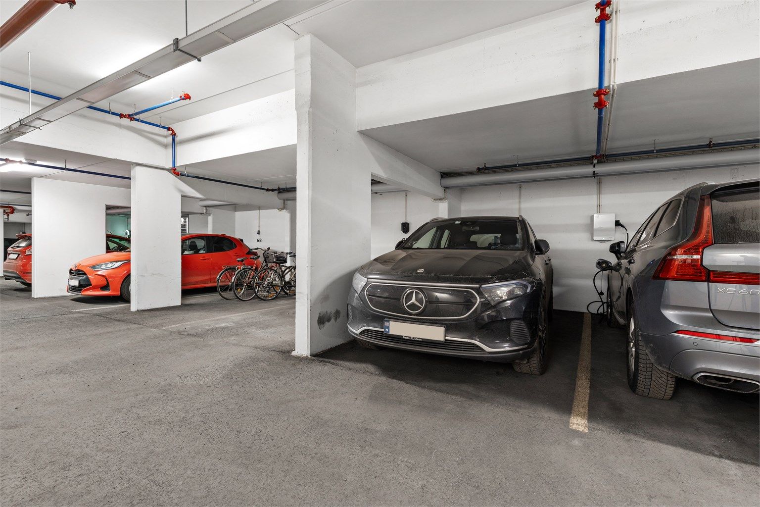 Boligen har 1 parkeringsplass i felles garasjeanlegg. Denne er merket 86 og er tinglyst som tilleggsdel til boligen. Det er montert lader for elbil på parkeringsplassen.