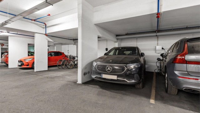 Boligen har 1 parkeringsplass i felles garasjeanlegg. Denne er merket 86 og er tinglyst som tilleggsdel til boligen. Det er montert lader for elbil på parkeringsplassen.