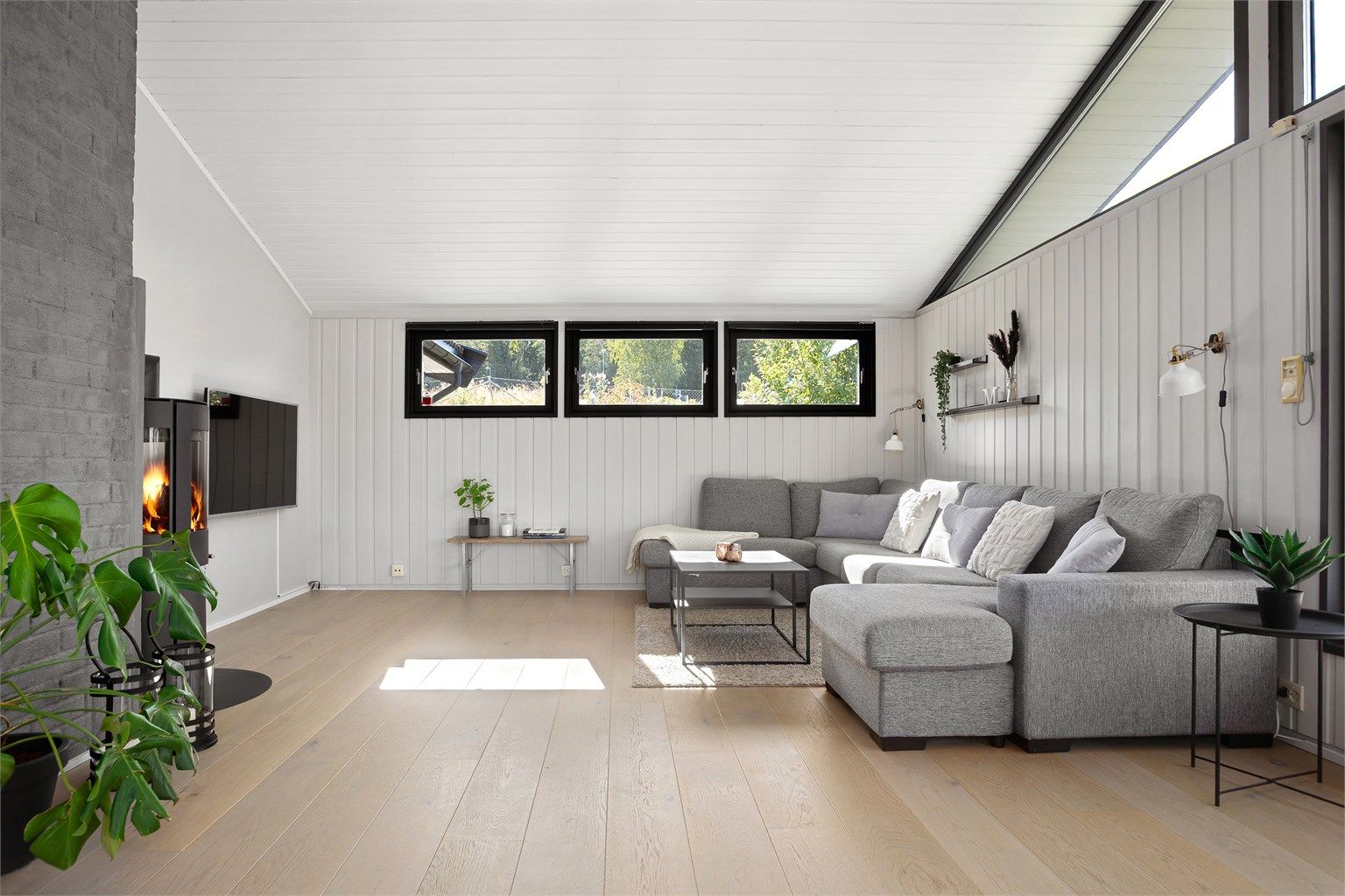 God plass til stor sofagruppe i stuen 