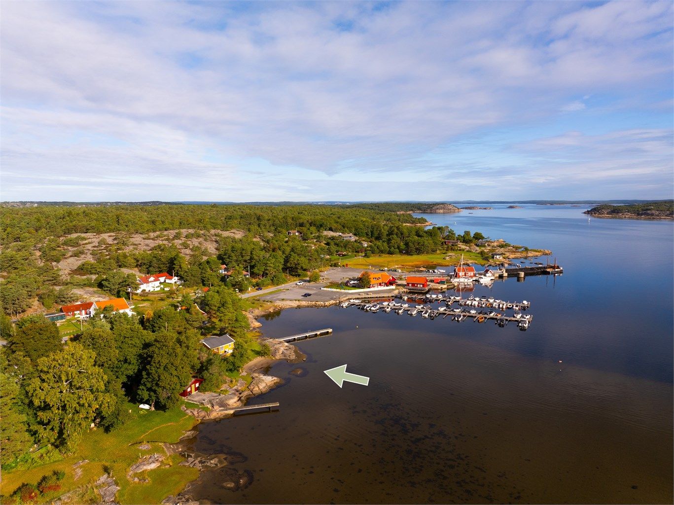 Med både strandlinje brygge og direkte tilknytning til offentlig vei er denne fritidseiendommen en sjelden og attraktiv anledning.
