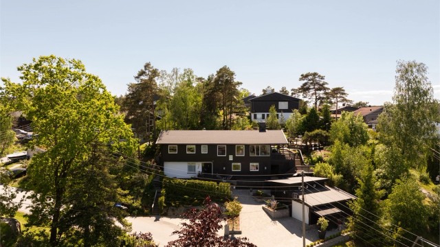 Gårdsplassen ble anlagt rundt 2021 og utført med belegningsstein. Trapper leder direkte mot til hybelens inngangsparti på baksiden, utenom gårdsplassen.