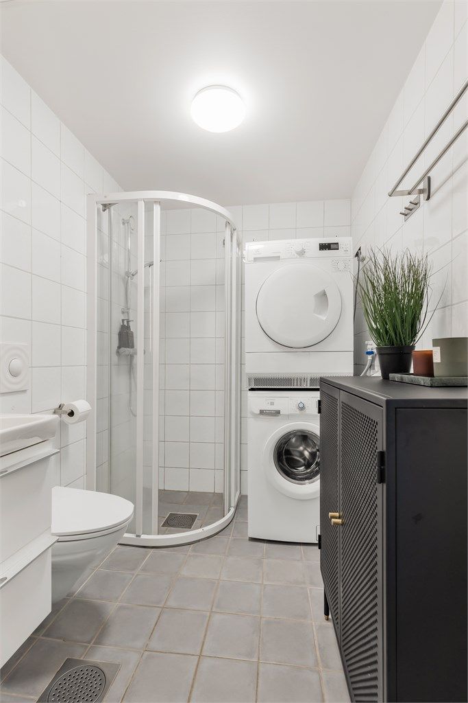 Badet har opplegg for vaskemaskin og tørketrommel