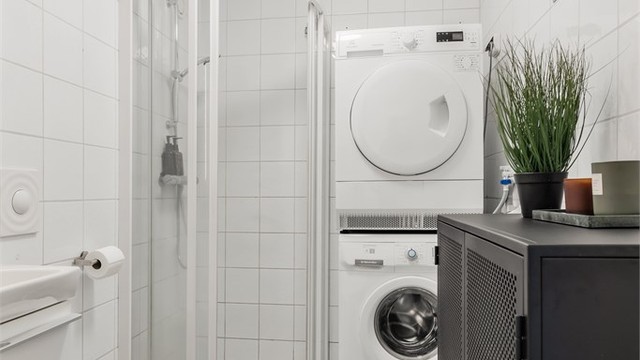 Badet har opplegg for vaskemaskin og tørketrommel