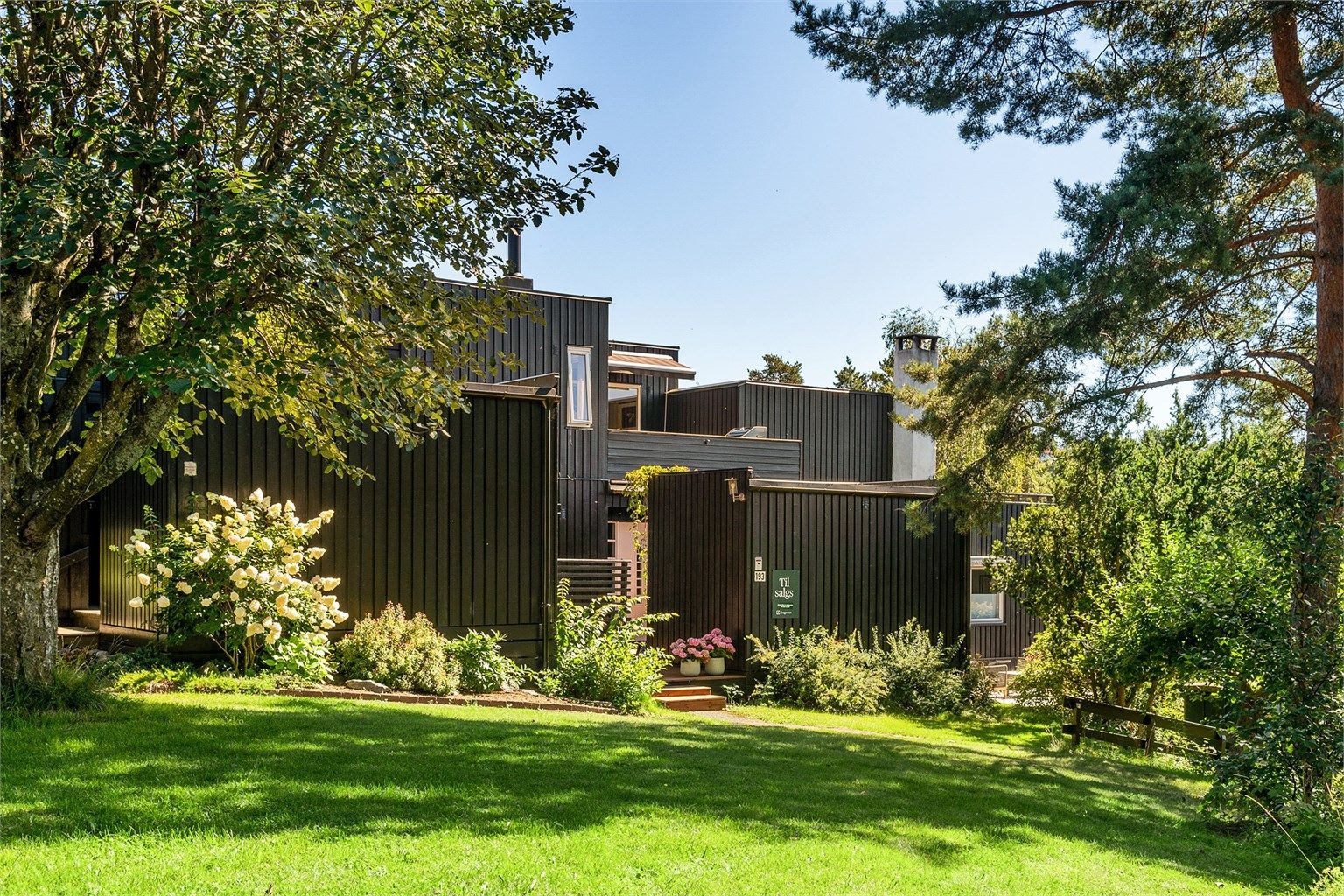 Velkommen til Brattvollveien 193 og dette nyoppussede rekkehuset over 2 plan med fantastisk beliggenhet. Presentert av Christoffer S. Akerjordet og Krogsveen Nordstrand. Foto: Lars Gartå