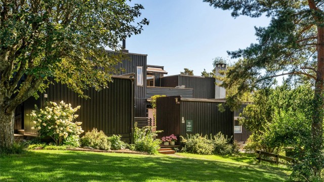 Velkommen til Brattvollveien 193 og dette nyoppussede rekkehuset over 2 plan med fantastisk beliggenhet. Presentert av Christoffer S. Akerjordet og Krogsveen Nordstrand. Foto: Lars Gartå