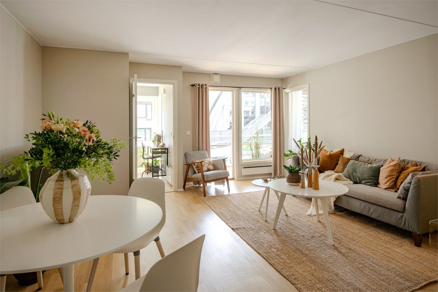 I stuen har du god plass til både sofa- og spisegruppe, med fleksible møbleringsmuligheter for sosialt samvær og hverdagsbruk.
