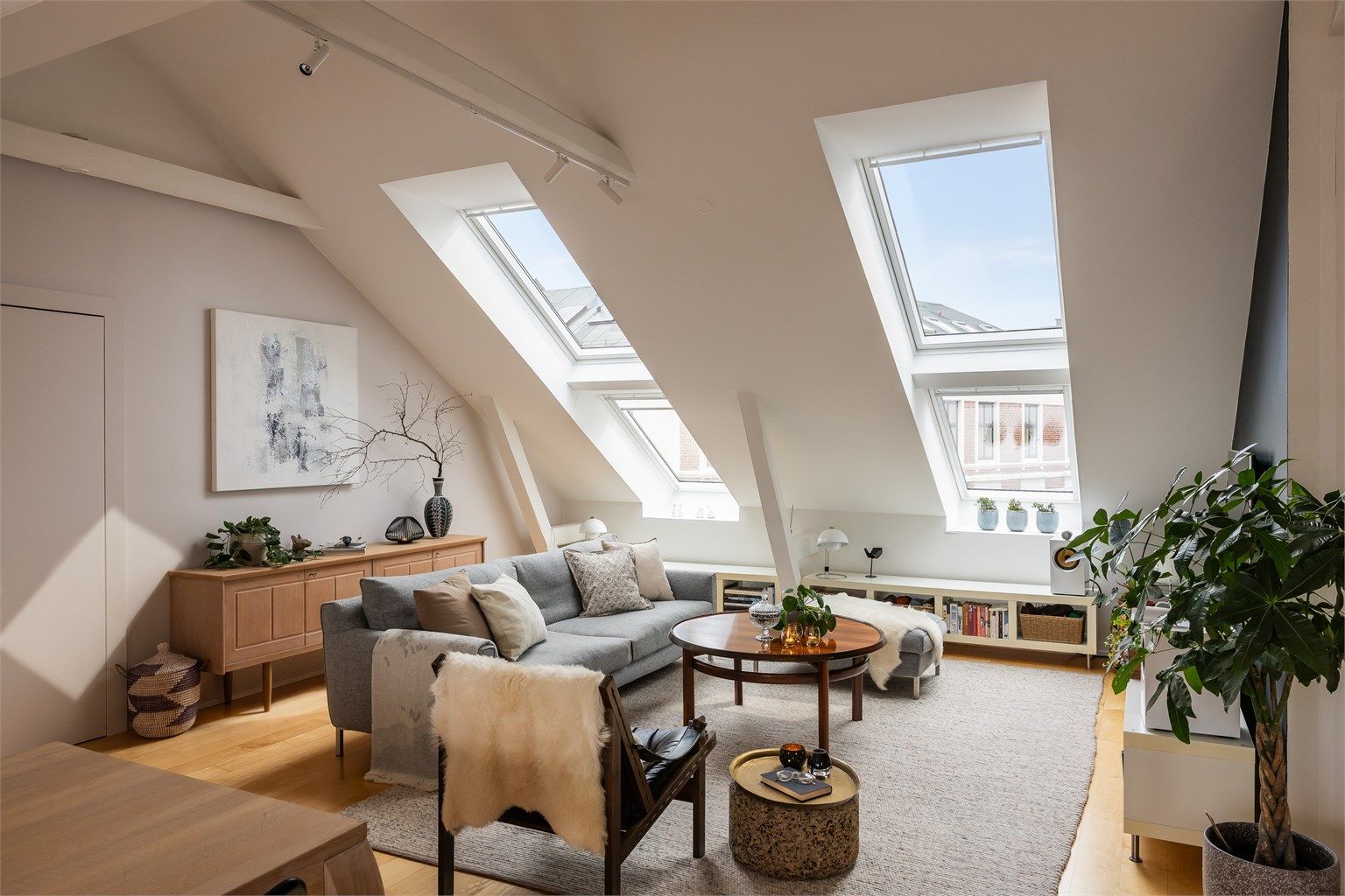 Stuen er romslig og har plass til både spiseområde, sofaseksjon og tilhørende tv-benk. 