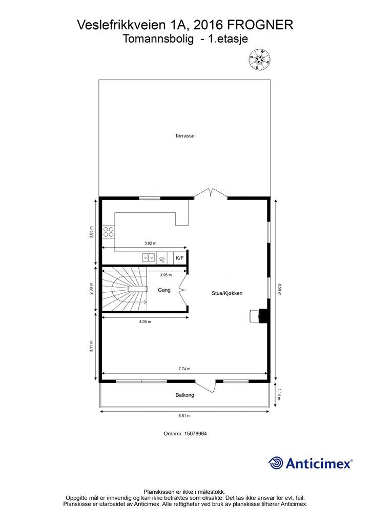 Hovedetasjen på 67 m² er boligens sosiale hjerte, med en åpen stue- og kjøkkenløsning og utgang til uteplasser på begge sider.