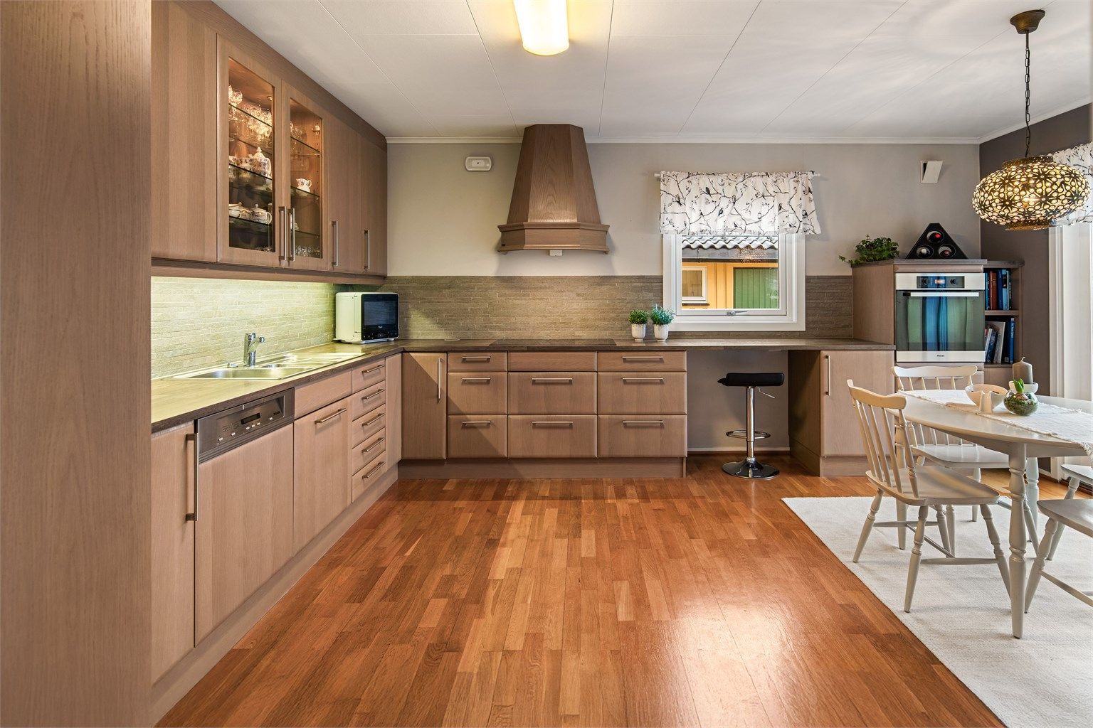 Kjøkkenet er svært godt innredet med mye skap- og benkeplass