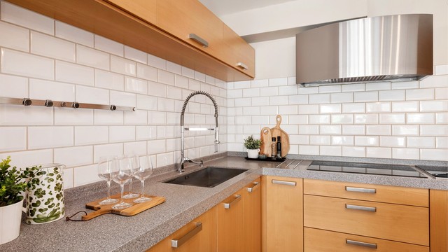 Benkeplaten er av Corian og er svært slitesterk, samtidig som den krever lite vedlikehold. Det er underlimt kum fra Blanco og armatur med spylefunksjon. Ventilatoren er fra den norske kvalitetsprodusenten RørosHetta.