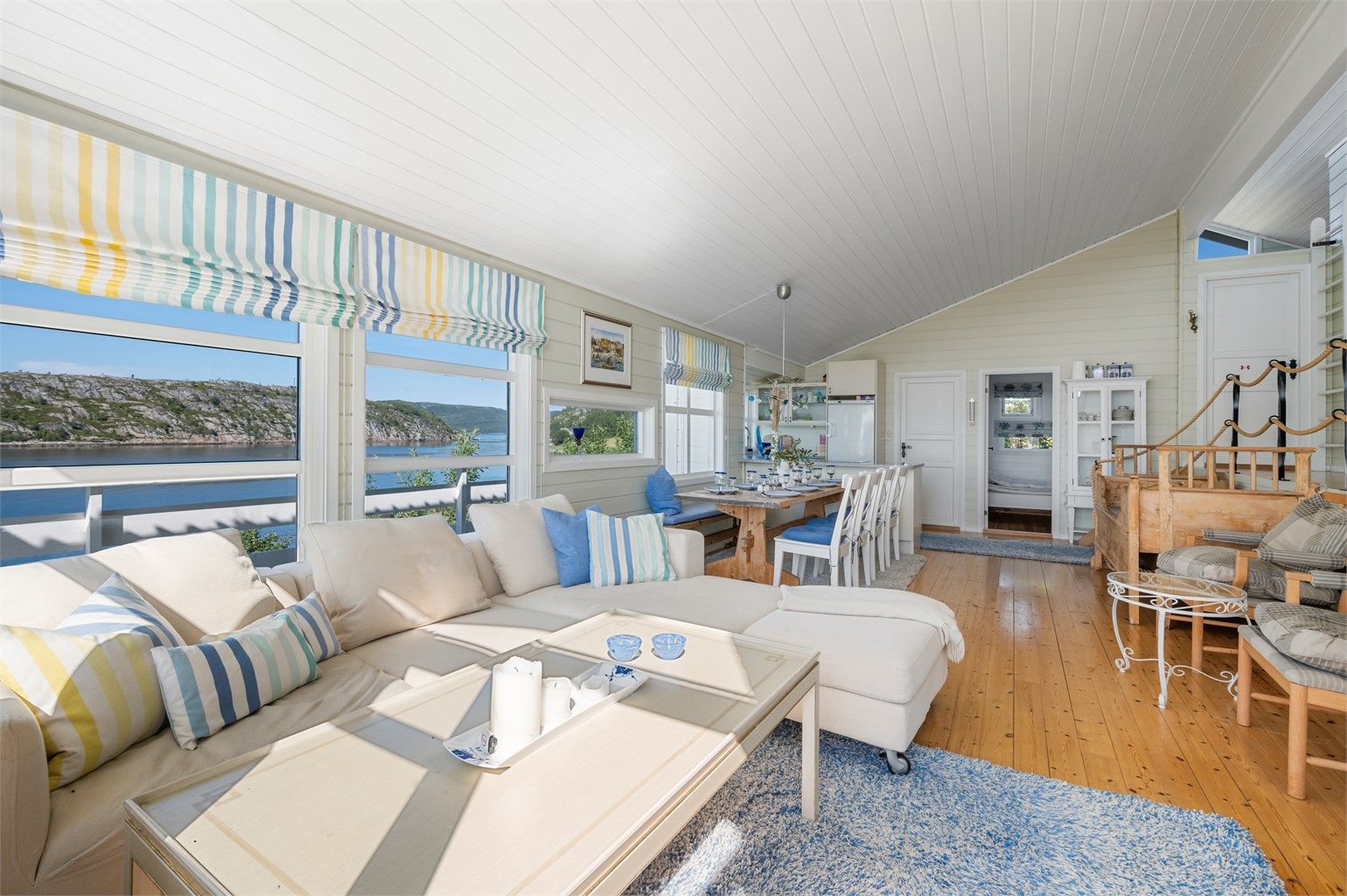 Hytta er gjennomgående lys og luftig med utstrakte vindusflater som sikrer rikelig med naturlig dagslys.