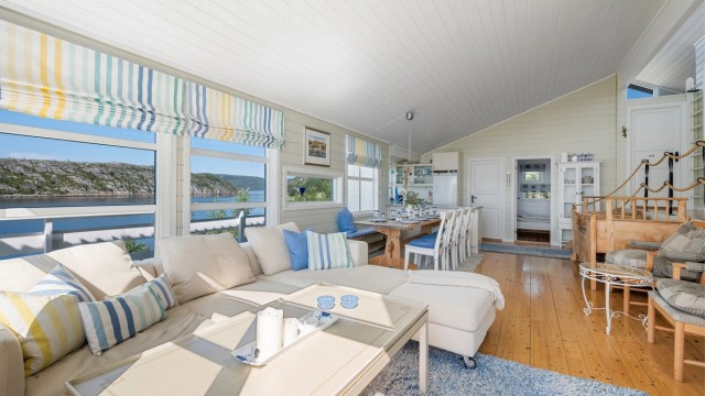 Hytta er gjennomgående lys og luftig med utstrakte vindusflater som sikrer rikelig med naturlig dagslys.