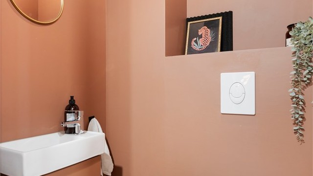 Toalettrommet ble i sin helhet pusset opp i 2024 med nytt innbygd toalett, servant, vegger og gulv.