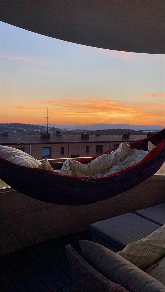 Hengekøyen på balkongen, en deilig varm sommerdag. 
Selgers private bilder.