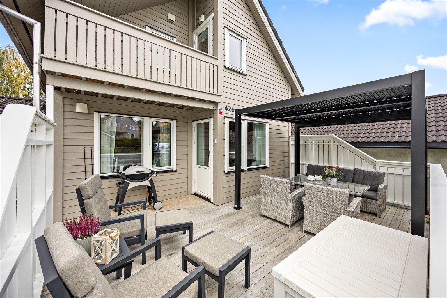 Uteområdet foran boligen med pergola og direkte adkomst fra inngangspartiet.