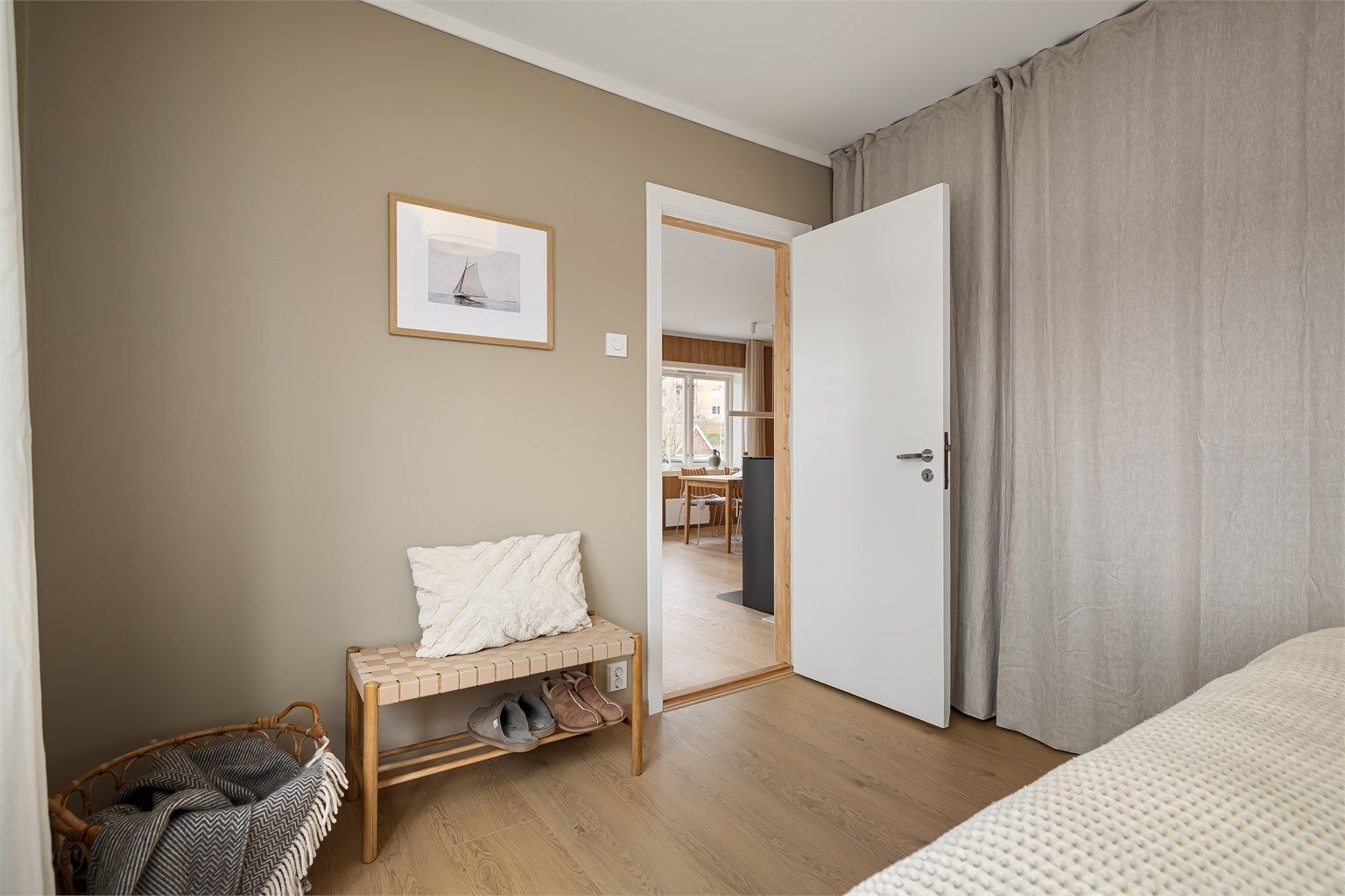 Veggflatene er malt i en lun tone og på gulvet er det lys, enstavs laminat