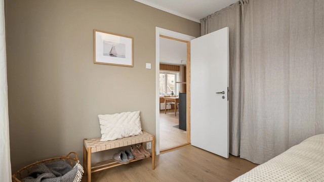 Veggflatene er malt i en lun tone og på gulvet er det lys, enstavs laminat