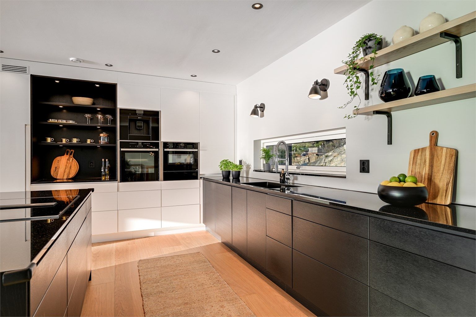  Parkettgulv i stue og kjøkken, spisestue er flislagt med varmekabler. 