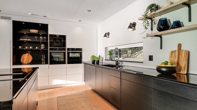 Parkettgulv i stue og kjøkken, spisestue er flislagt med varmekabler.