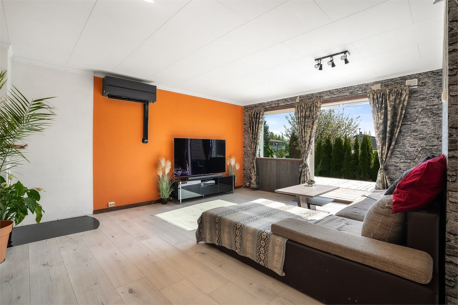 Lys og romslig stue med gode vindusflater som sikrer godt med lysinnslipp. Varmepumpe fra 2020