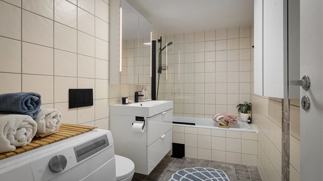 Pent og romslig bad med varmekabler og opplegg for vaskemaskin. I 2025 ble det satt inn nytt toalett, ny dusjvegg og nytt blandebatteri på vask og i dusjen. Arbeidene ble utført av Comfort F. Jørgensen