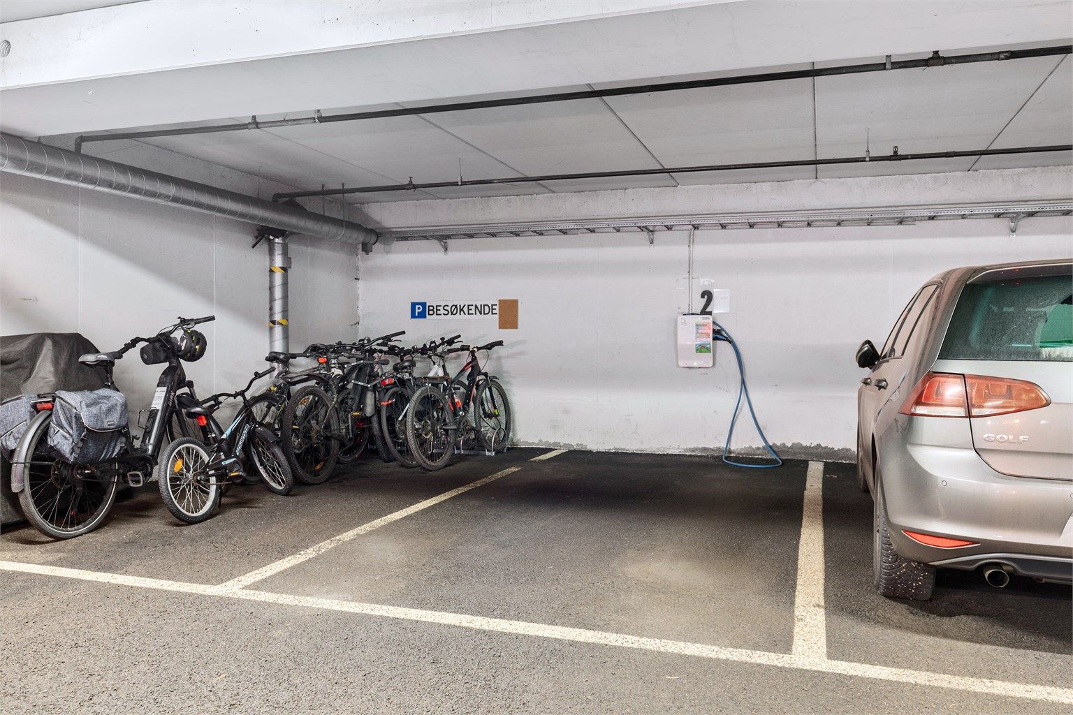 Parkeringsplass nr. 2 medfølger leiligheten, og har mulighet til elbil-ladning