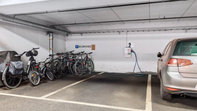 Parkeringsplass nr. 2 medfølger leiligheten, og har mulighet til elbil-ladning