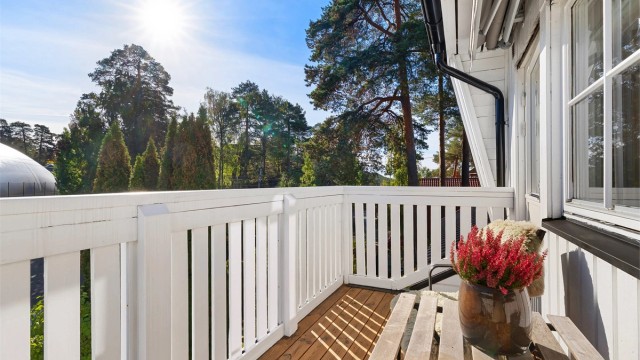 Utenfor stuen i 2. etasje ligger balkongen som har morgen- og formiddagssol